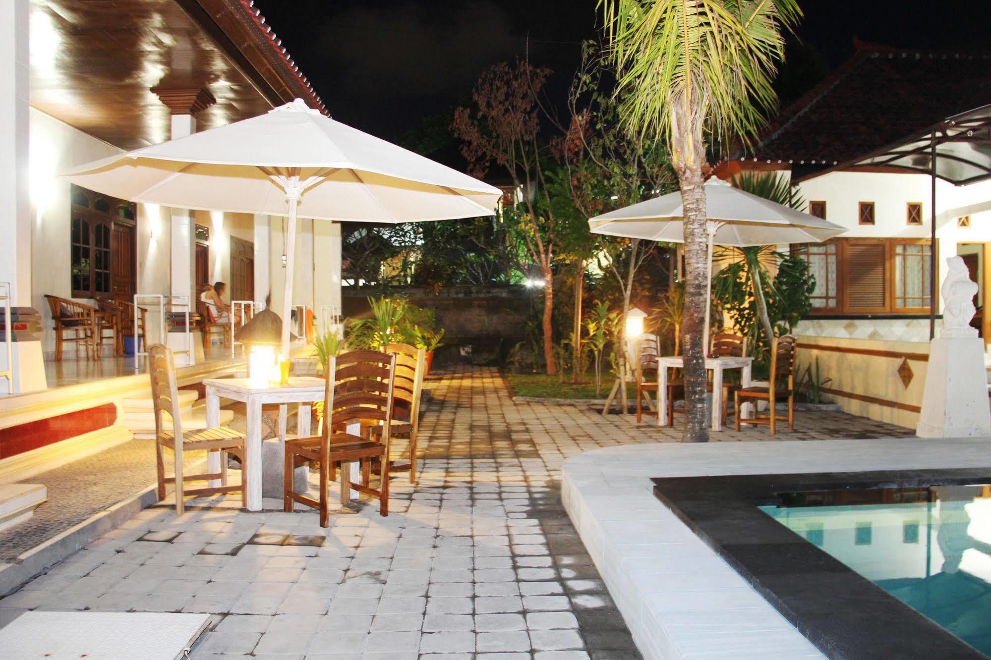 Warung Coco Hostel Kuta  Exterior photo